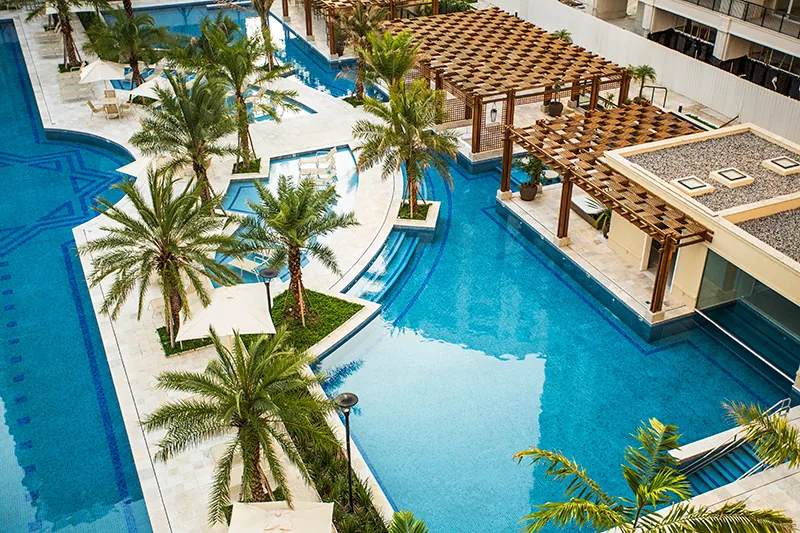 Piscina com raias semiolímpicas